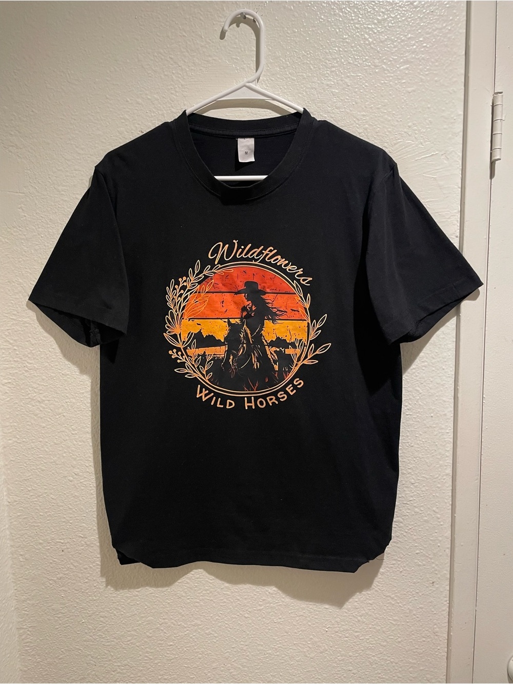 🤠 Retro Sunset Cowgirl Tee 🌵 Wildflowers & Wild Horses M